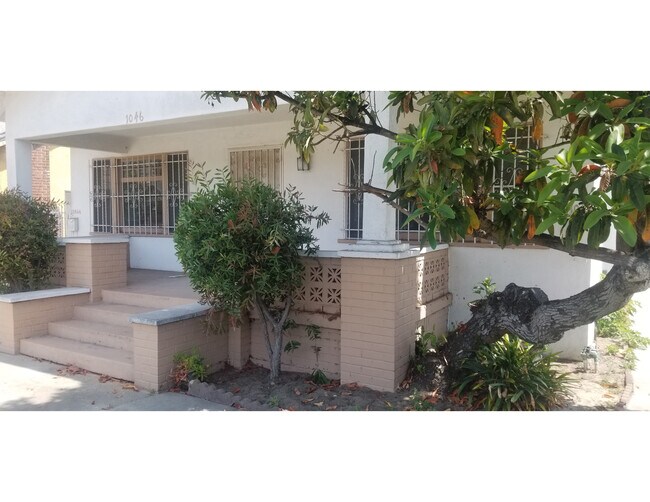 Building Photo - 1046 W 47th St