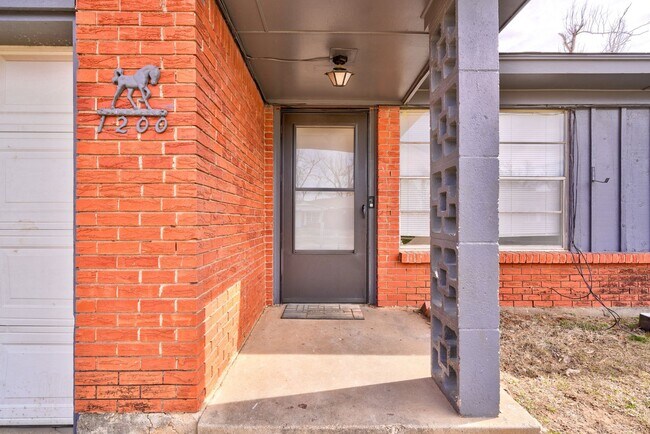 Photo - Beautifully Remodeled 4 bedroom with 1 1/2... House