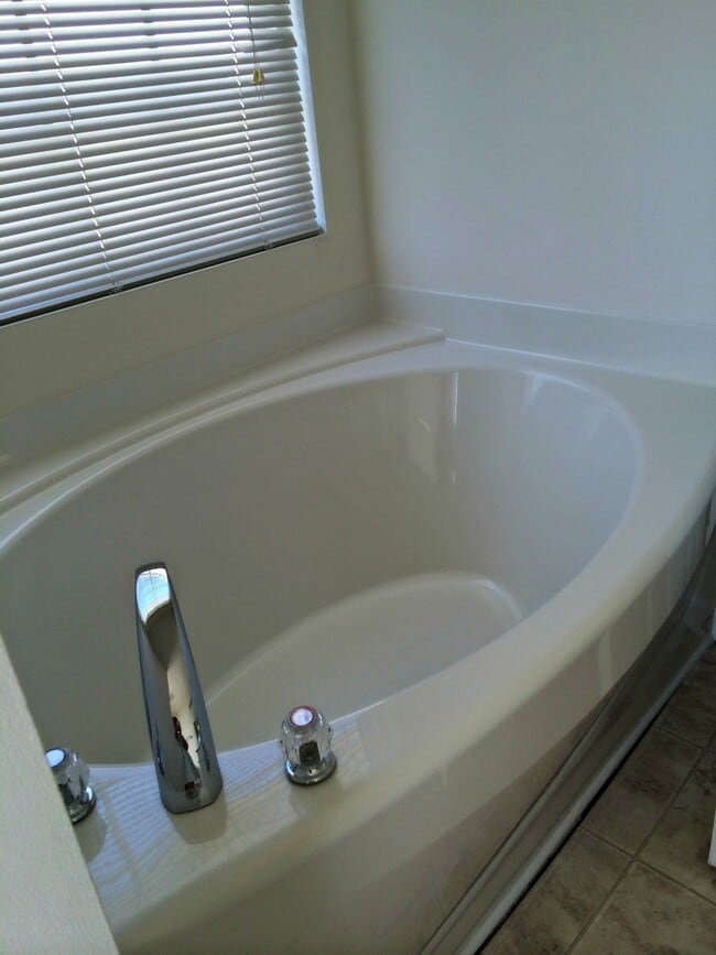 Foto del edificio - Spacious 4 Bedroom 2.5 Baths located off Jonestown Road!