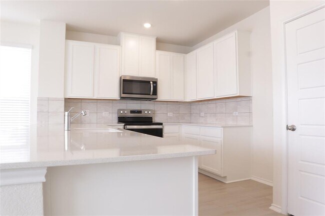 Foto del edificio - 8111 Marigny Wy