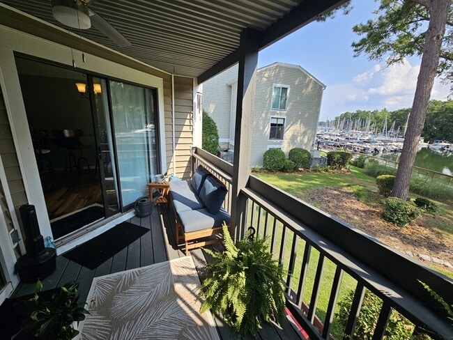 Building Photo - Lake front Condo