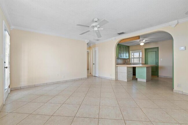 Foto del edificio - 240 NW 24th Ct