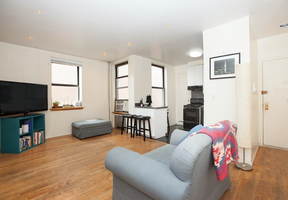 Primary Photo - 286 E 2nd St