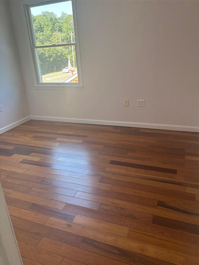 Foto del edificio - 679 Montauk Hwy
