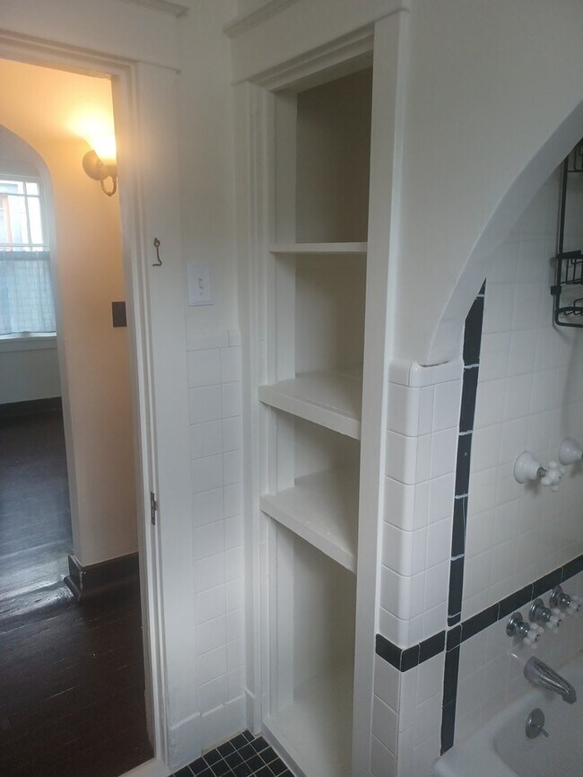 Foto del edificio - Beautiful 4 Bed Room -2 Full Bath Spacious...