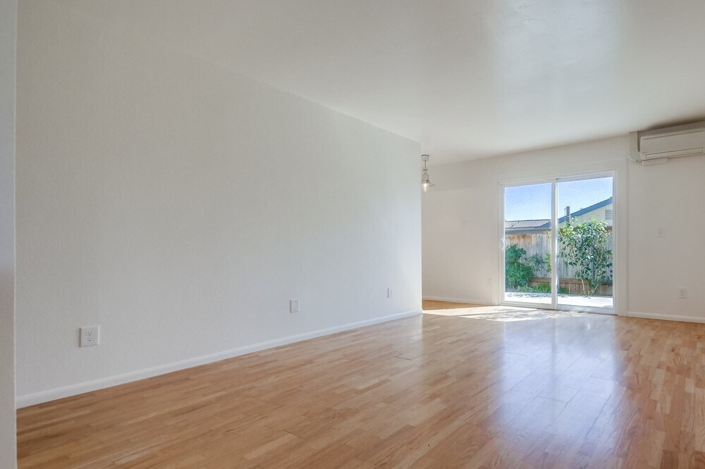 Primary Photo - 10248 Princess Sarit Way