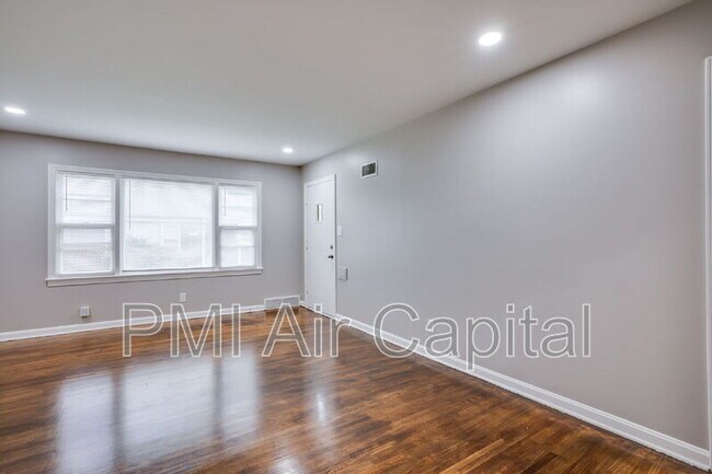 Building Photo - 6125 E Boston St