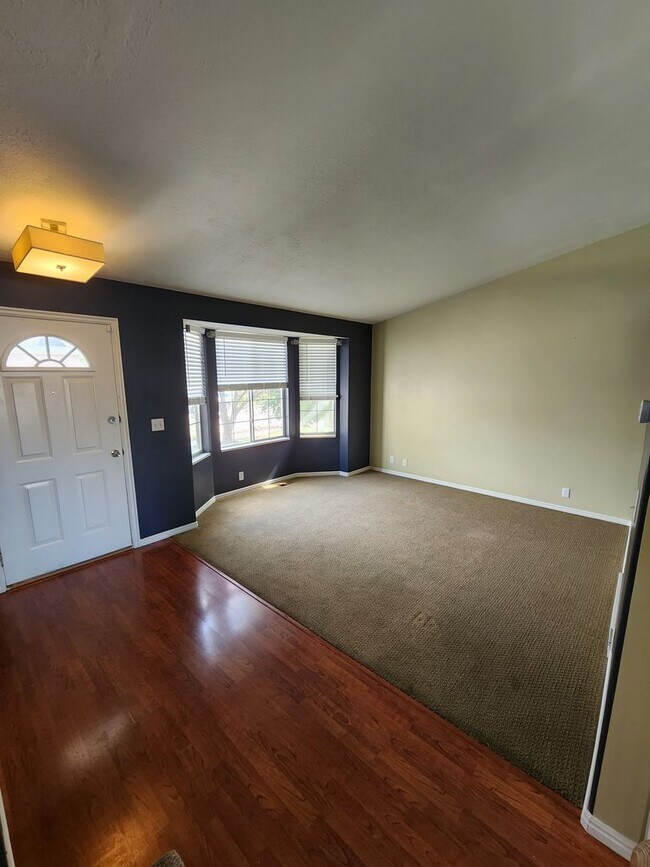 Building Photo - SHORT TERM LEASE! // Beautiful Clearfield ...