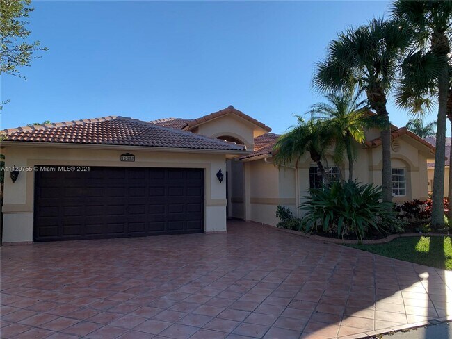 Foto del edificio - 16878 Crestview Ln