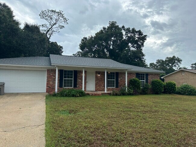 Building Photo - Cute house with a big yard. Perfect for ou...