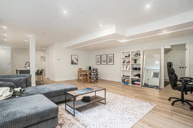 Building Photo - 411 Leighton Ter