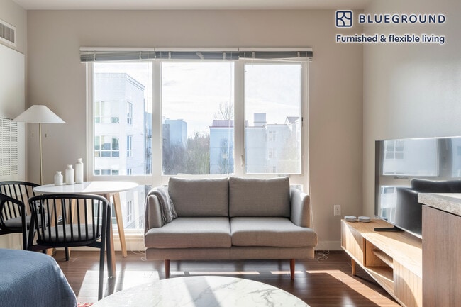 Building Photo - 10333 Main St