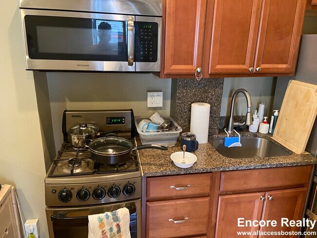 Building Photo - 144 Mount Auburn St