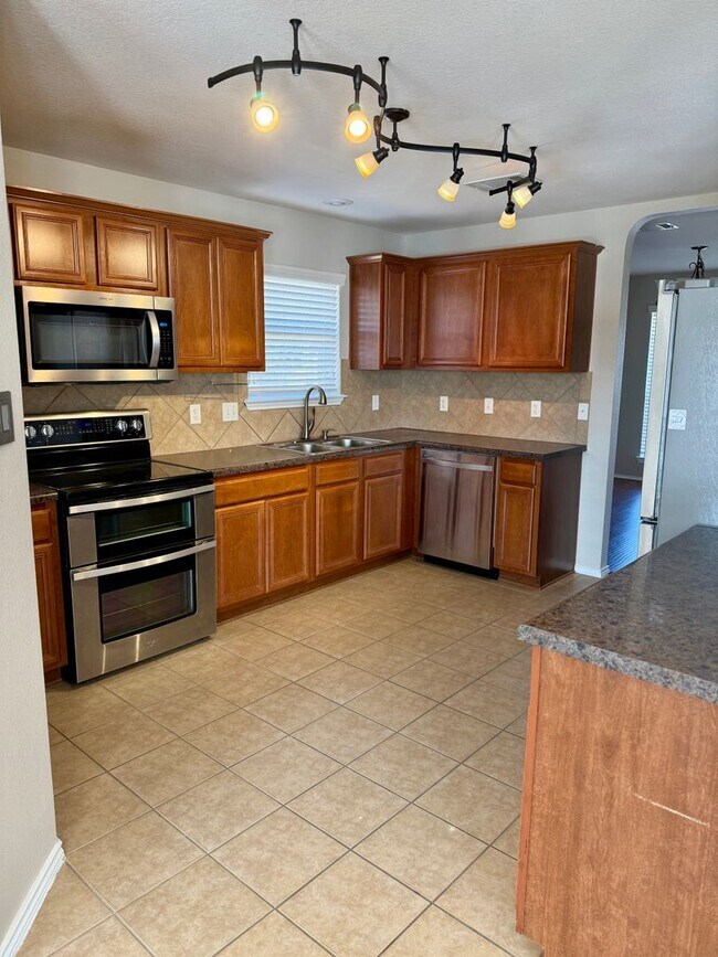 Foto del edificio - 5704 Drystone Ln