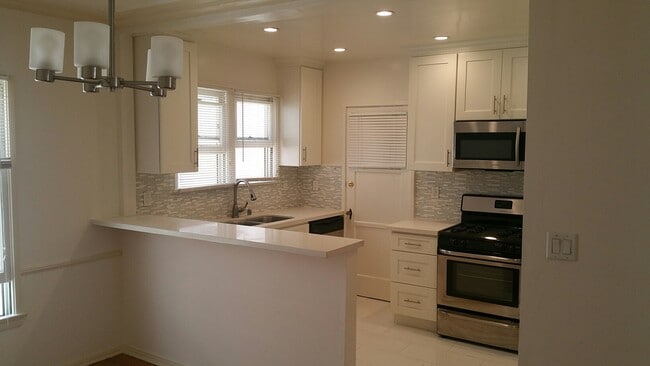 Building Photo - 457 N Hayworth Ave