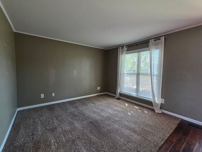 Foto del edificio - 3 Bedroom 2 Bathroom House With Huge Backy...