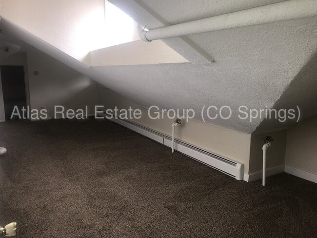 Building Photo - BEAUTIFUL VINTAGE TWO BEDROOM UNIT!!!