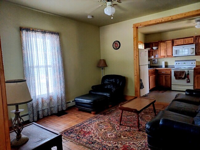 Acogedora sala de estar con TV y Fire Stick. - 1034 County Route 48