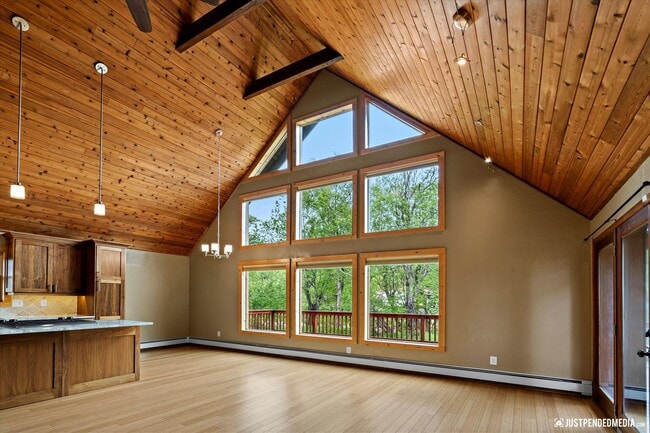 Building Photo - Hillside Retreat