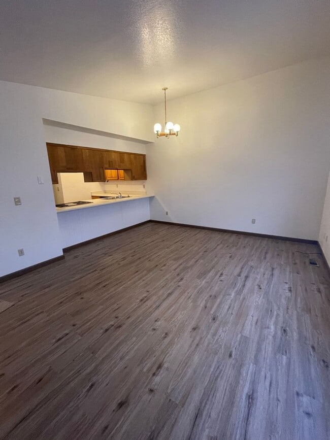 Building Photo - 876 N Wesglenn Cir