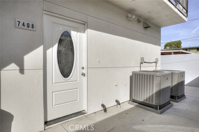 Foto del edificio - 7408 Radford Ave
