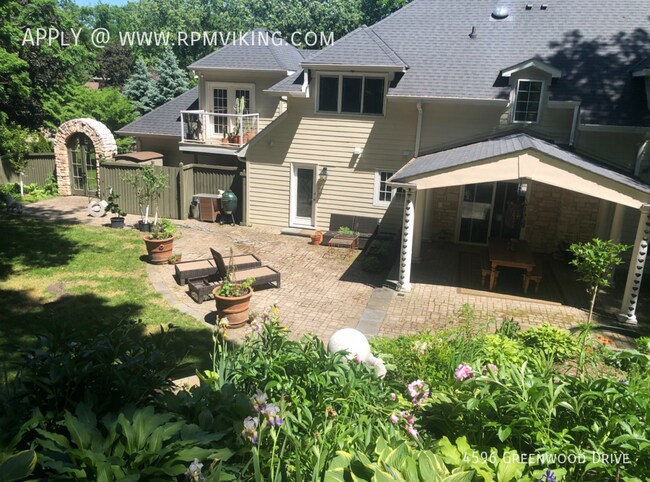 Foto del edificio - Luxury 5 Bed 4 Bath Home. Available Octobe...