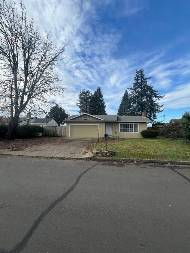 Primary Photo - 3-Bedroom 1-Bathroom home in Springfield