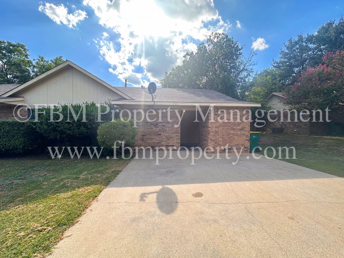 Primary Photo - 701-703 Hillcrest Ct