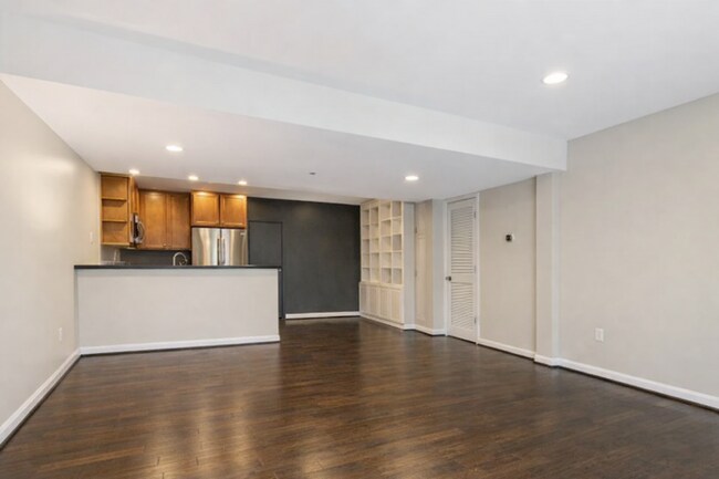 Foto del edificio - Bright, modern Capitol Hill 1 bed/1 bath condo with private outdoor space and secured parking