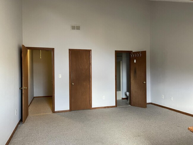 Building Photo - 3370 Madison Ave
