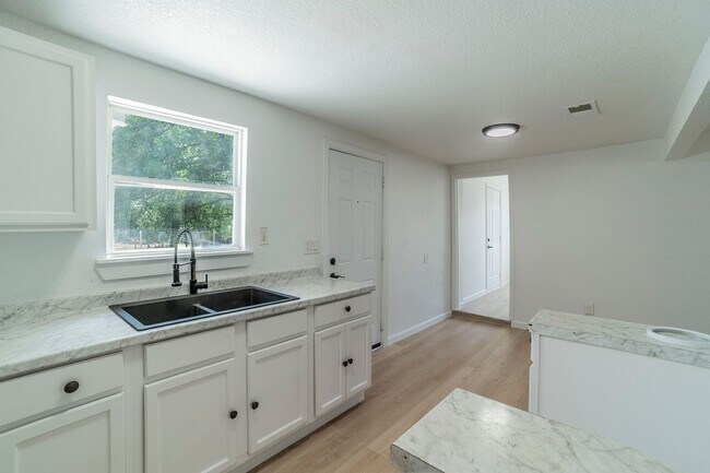 Foto del edificio - ? Stylishly Renovated 3-Bedroom Home in Arlington!