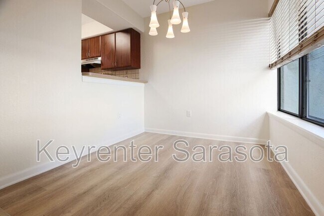 Foto del edificio - 4946 25th St W