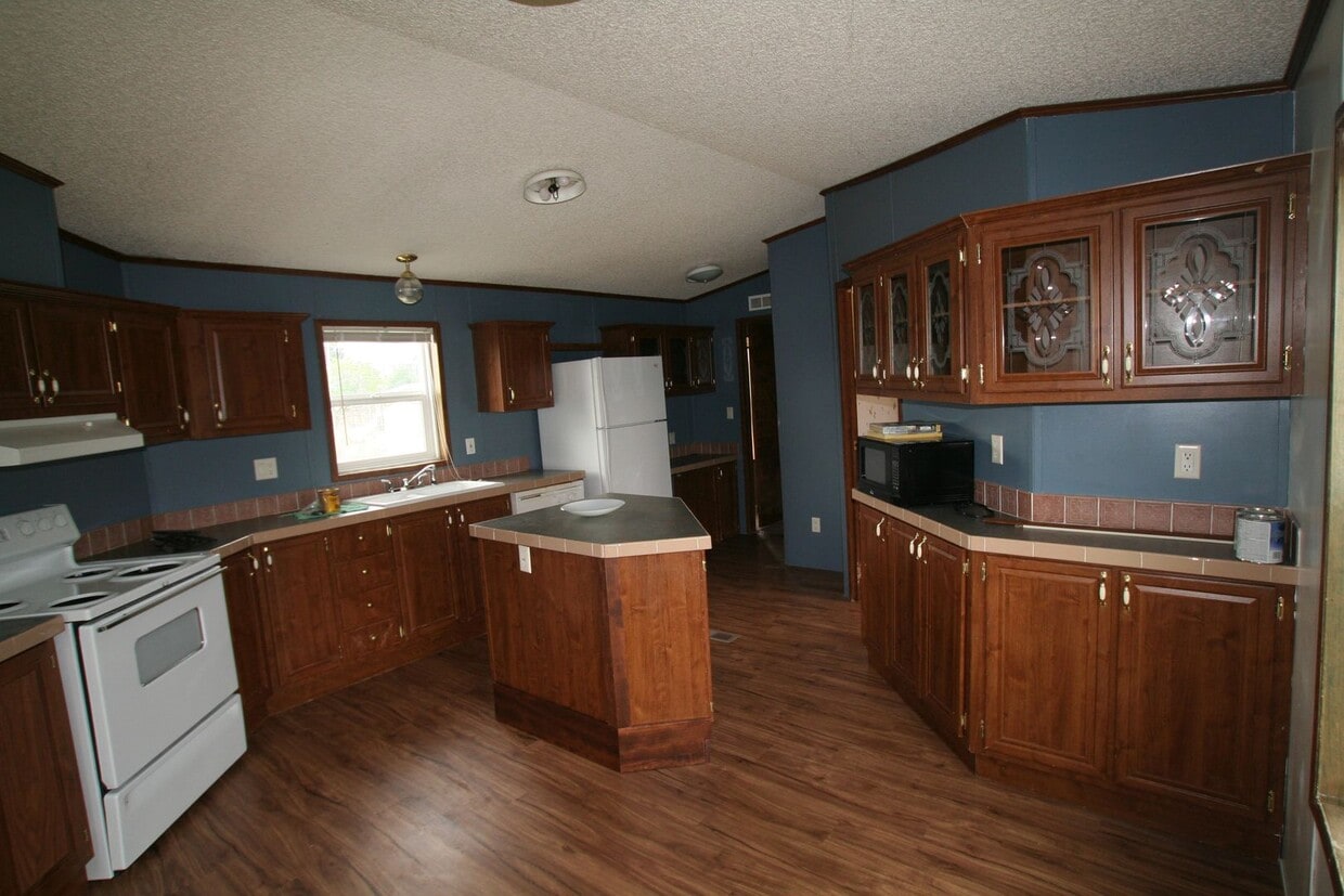 Primary Photo - 3 br 2 bath manufactured centrally located