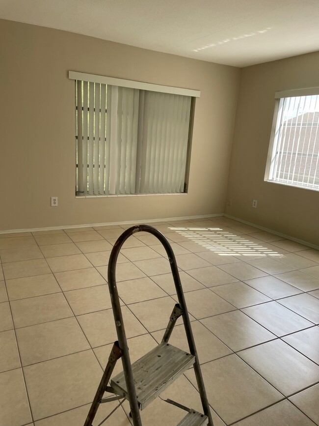 Building Photo - 997 Sunrise Dr