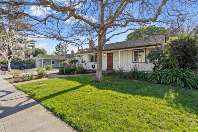 Building Photo - 2328 Santa Catalina St
