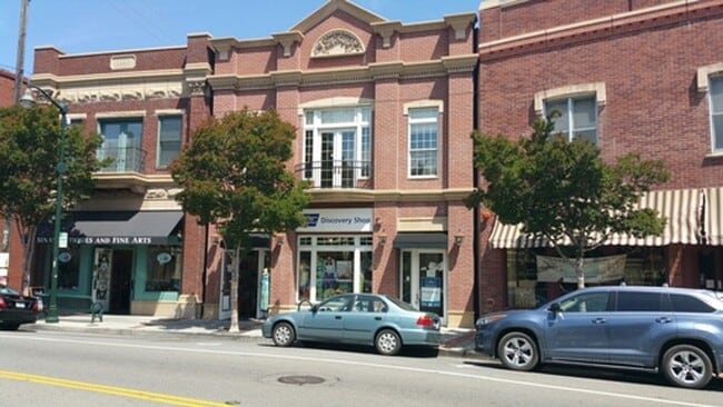 Building Photo - 41 E Main St