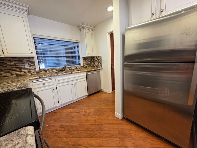 Building Photo - 917 Torrance St