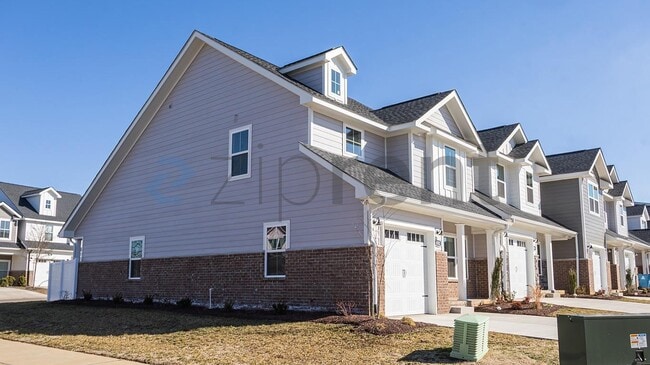 Building Photo - 532 Rohan Dr