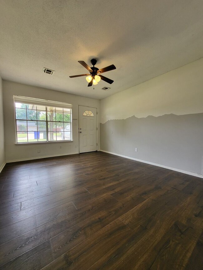 Building Photo - (3) Bed/(1.5) Bath Avail NOW!