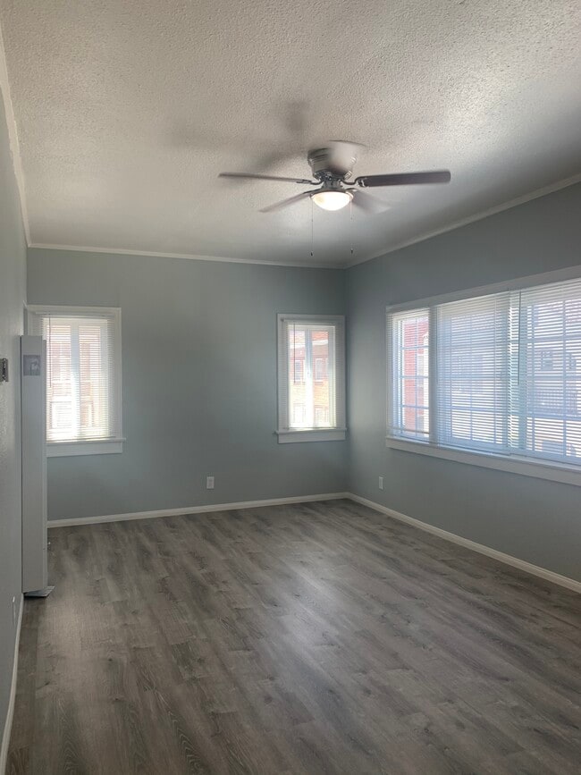 Building Photo - 424 N Rose Pl