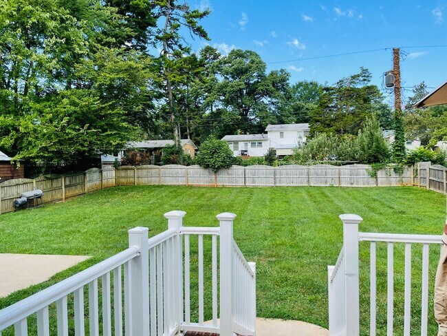 Foto del edificio - Beautiful 4 Bedroom Home with Lawn Care In...