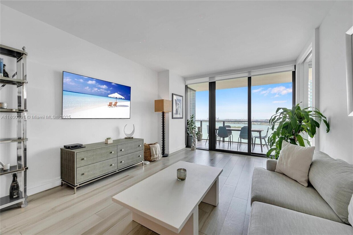 Foto principal - 650 NE 32nd St
