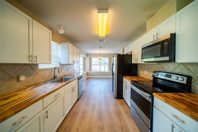 Building Photo - 10723 Scenic Dr