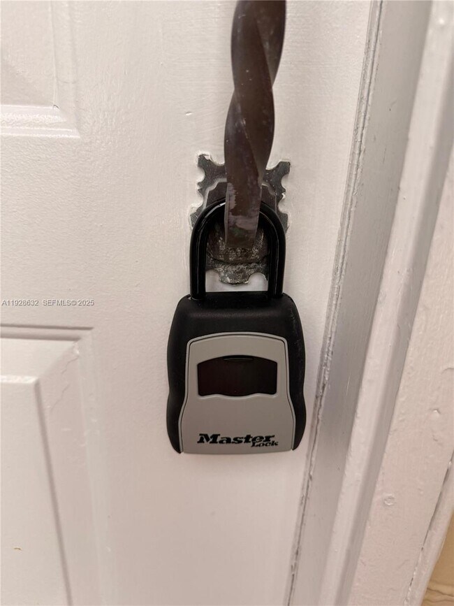 Foto del edificio - 13741 Flora Pl