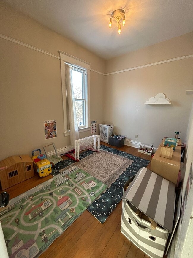 Building Photo - 424 E 10th St