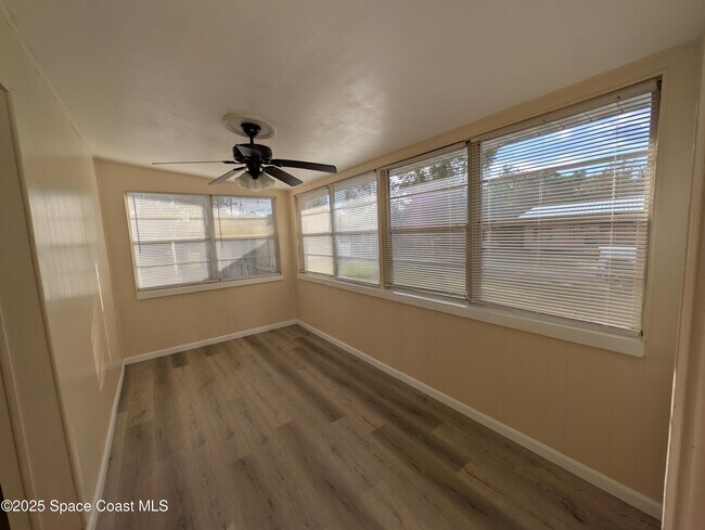 Foto del edificio - 305 W Virginia Dr