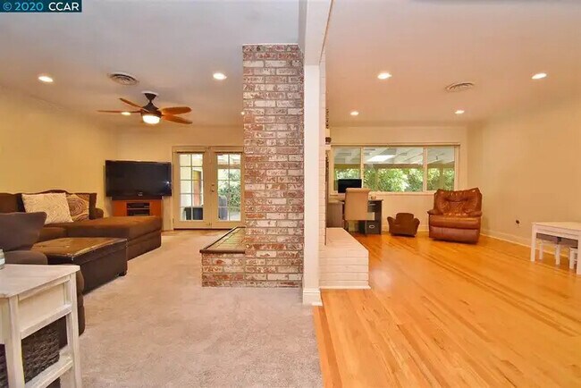 Building Photo - 2940 Cabrillo Dr