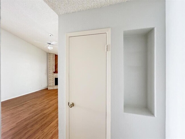 Foto del edificio - 5801 West Gate Blvd