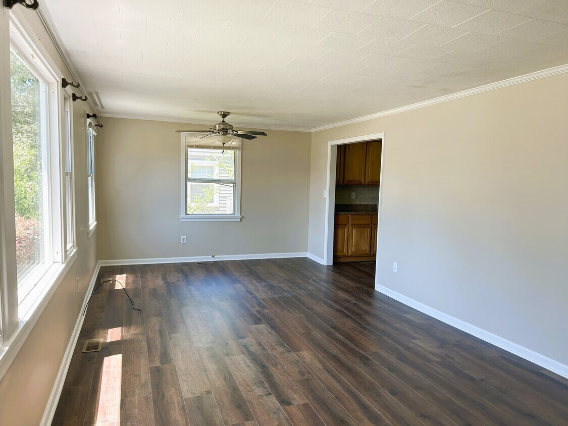 Foto principal - 133 Green Meadow Dr