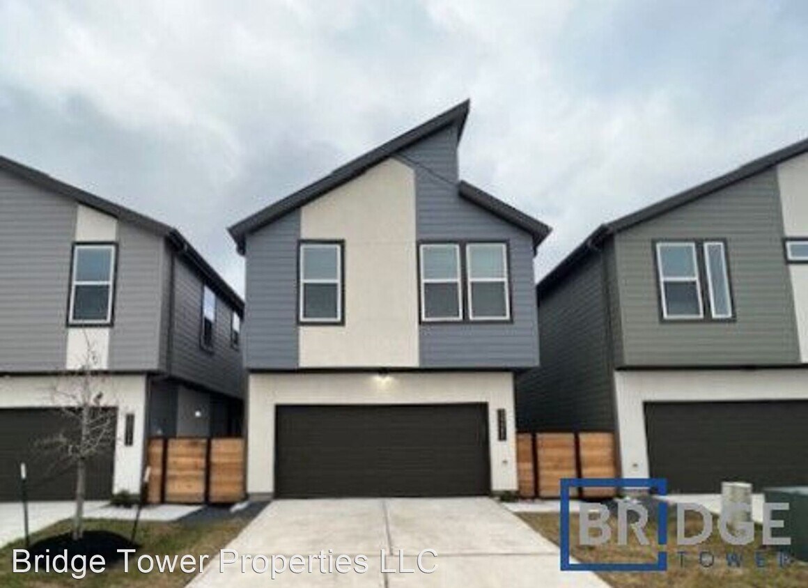 3 br, 2.5 bath House 18326 W Centro Circle House Rental in